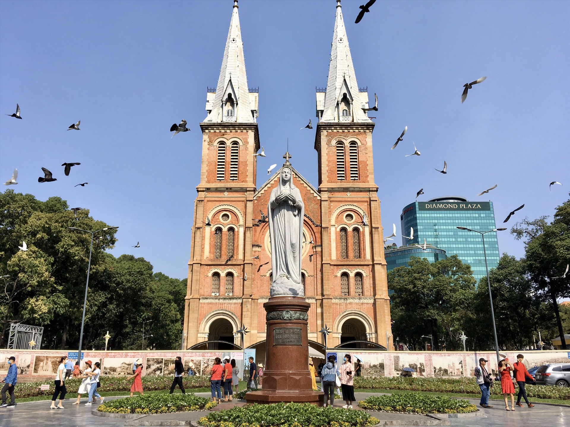 Tọa lạc tại quận 1, TP. HCM, Nhà thờ Đức Bà (hay Nhà thờ chính tòa Đức Bà Sài Gòn) đã trường tồn gần 140 năm. Trước đó, phần mái nhà thờ bị thấm dột và xuống cấp nặng, nên từ năm 2018 đến nay hoạt động trùng tu công trình này được duy trì thực hiện.