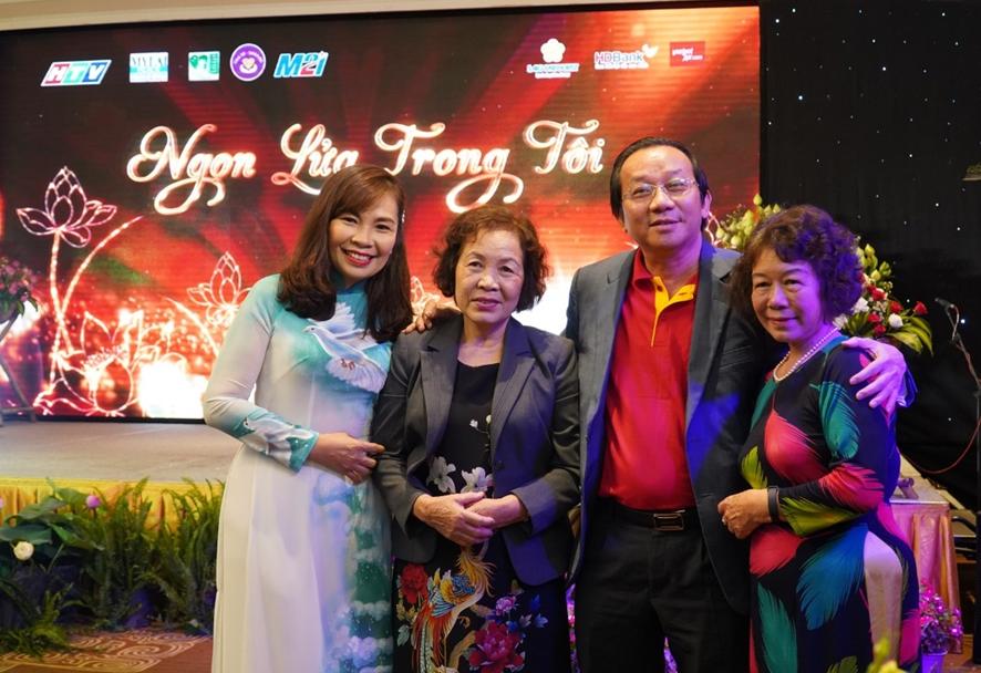Đại diện Vietjet gửi lời cảm ơn tới gia đình nữ bác sĩ, liệt sĩ Đặng Thùy Trâm với những đóng góp vô giá trong công cuộc thống nhất đất nước.