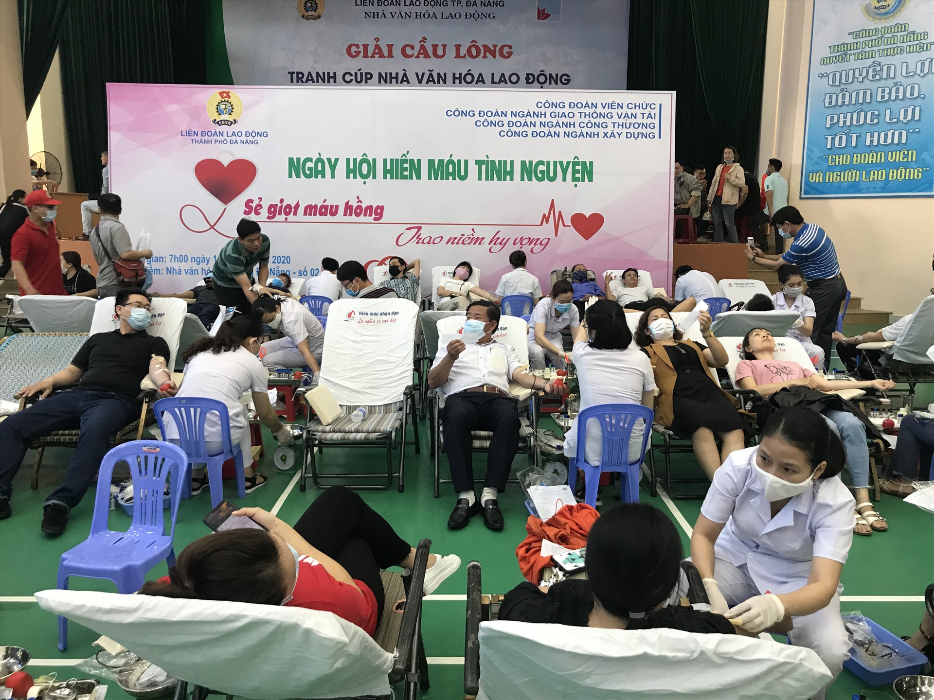 Ngày hội hiến máu do LĐLĐ Đà Nẵng tổ chức thu hút hơn 1000 đoàn viên tham gia. Ảnh: H.V.M