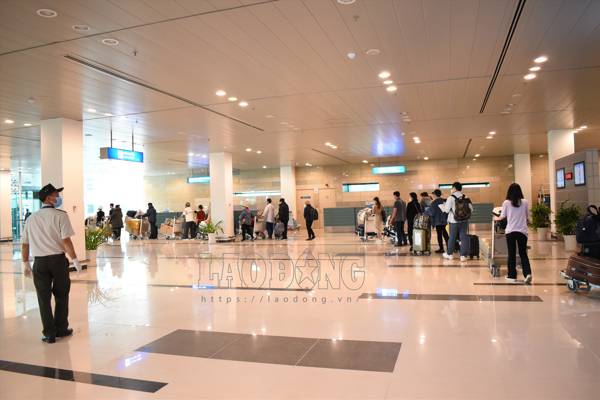 229 hành khách đáp xuống sân bay Cần Thơ khoảng 13h30. Ảnh: Thành Nhân