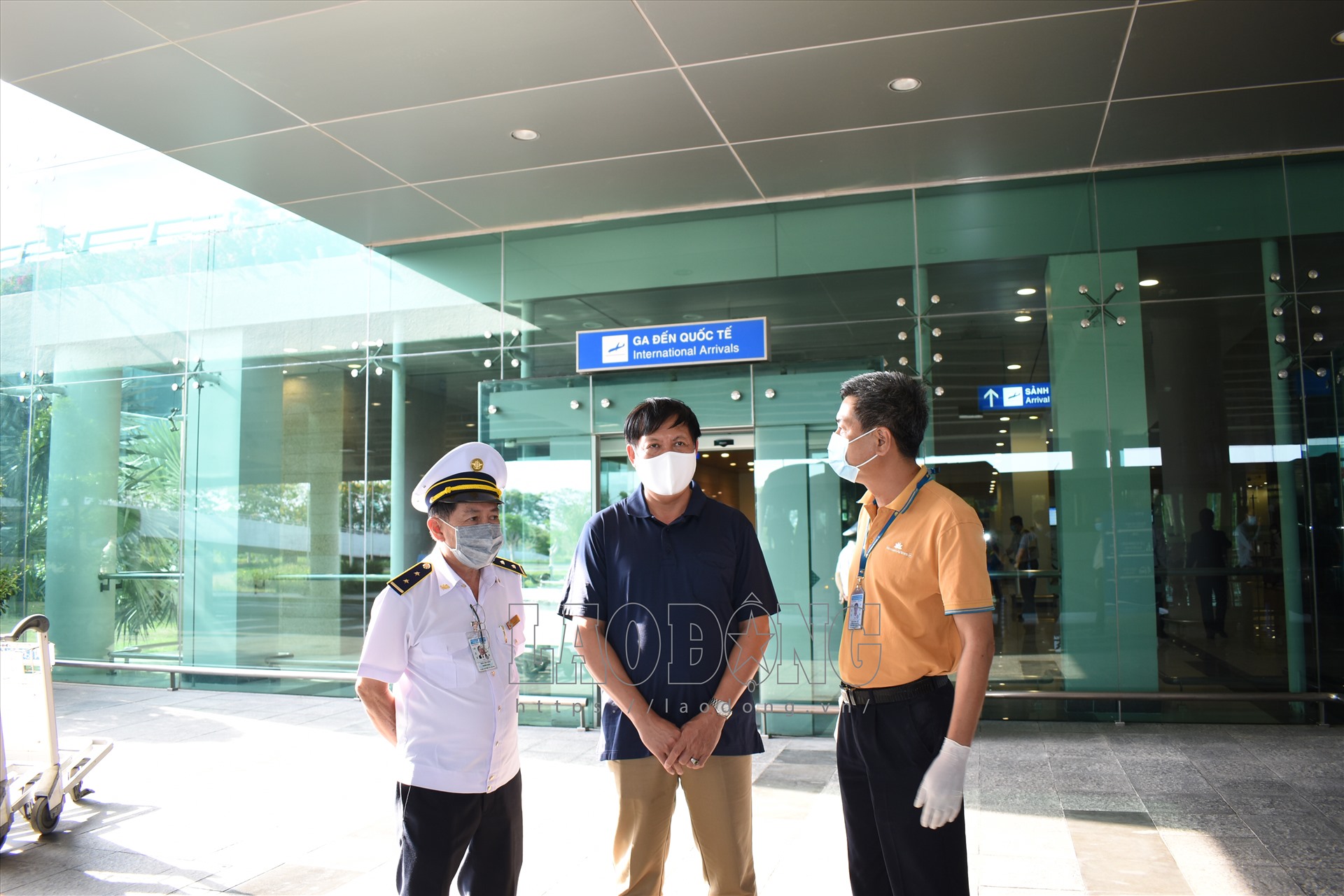 Ông Đỗ Xuân Tuyên - Thứ trưởng Bộ Y tế (đứng bên phải, mặc áo xanh), kiểm tra công tác phòng, chống dịch COVID - 19 tại Cảng Hàng không quốc tế Cần Thơ. Ảnh: Thành Nhân