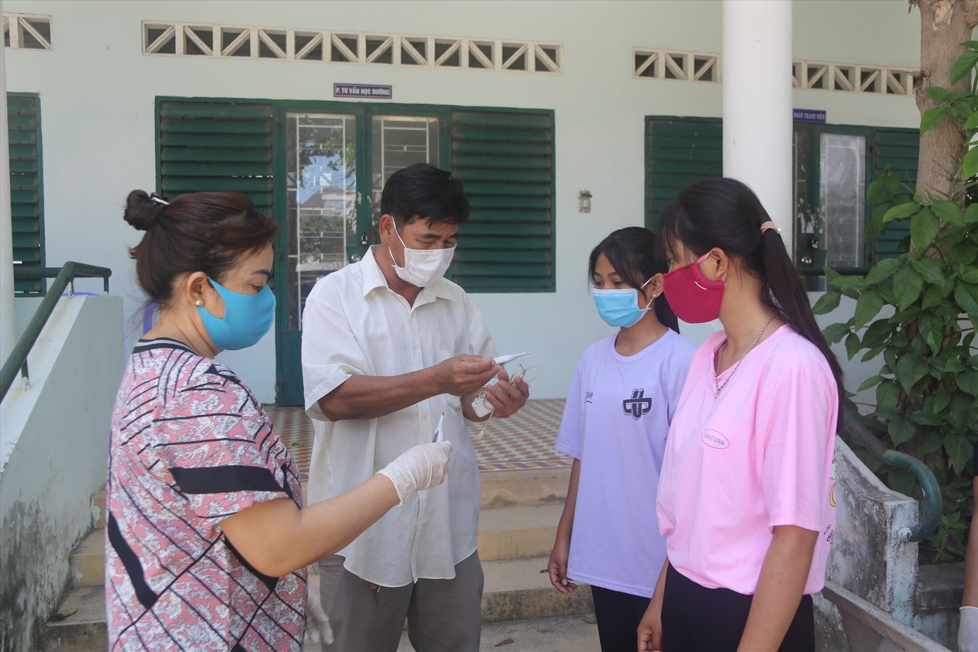 Nhân viên y tế tại trường THPT Dân tộc nội trú tỉnh Khánh Hòa túc trực chờ các em học sinh đến, kiểm tra thân nhiệt trước khi chuyển các em vào khu nội trú. Ảnh: Phương Linh