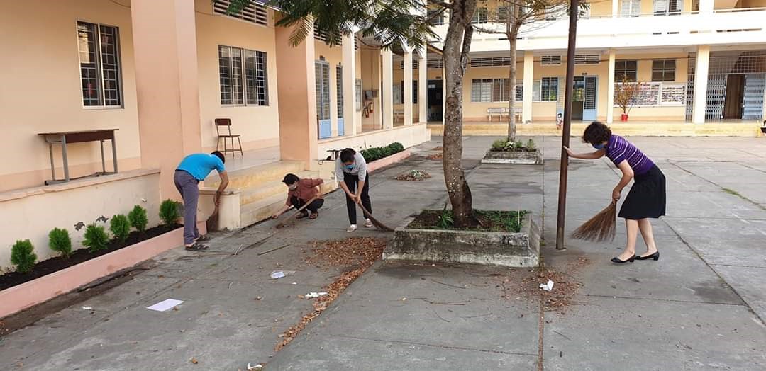 cán bộ, giáo viên Trường THPT Nguyễn Việt Dũng (TP Cần Thơ) tổ chức vệ sinh vào ngày 01.3 chuẩn bị sẵn sàng đón học sinh trở lại. Ảnh: Thành Nhân