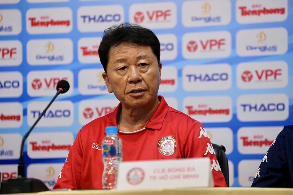 Huấn luyện viên Chung Hae-seong thông cảm với những sai lầm của thủ thành Bùi Tiến Dũng. Ảnh: Đình Viên
