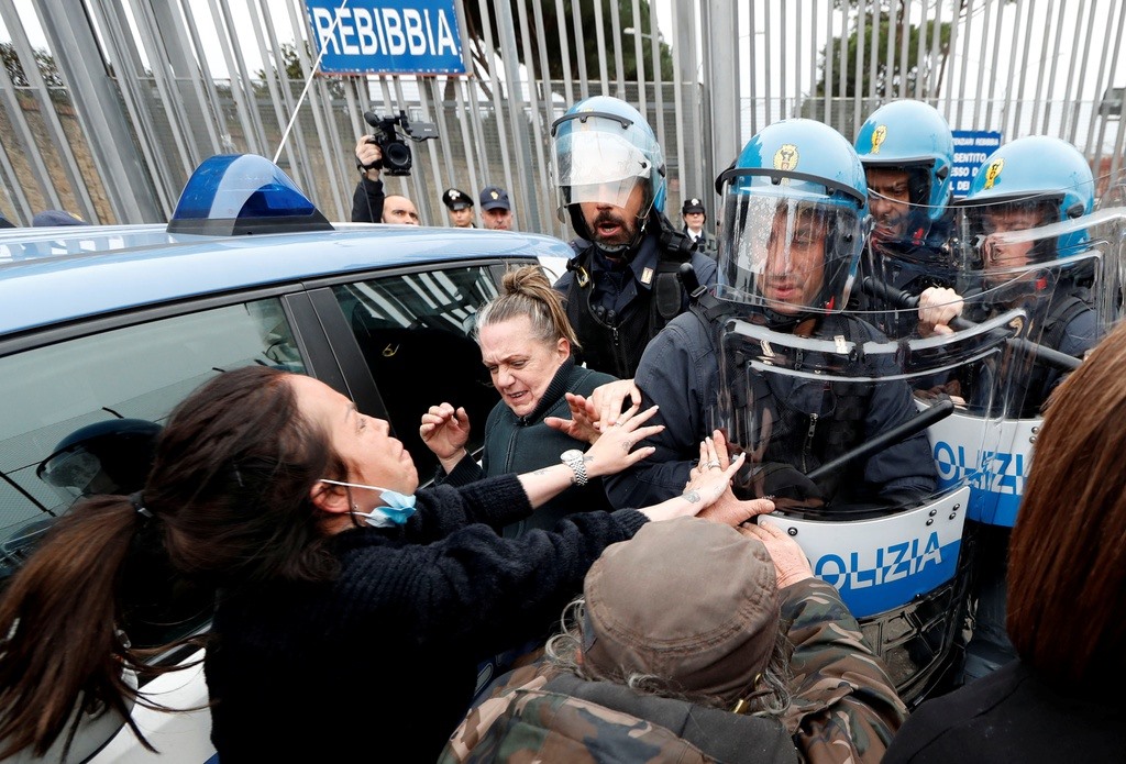 Bạo loạn đã xảy tra tại nhà tù Rebibbia, thủ đô Rome, sau khi ban quản lý tạm ngưng cho phép người thân đến thăm các tù nhân vì lo sợ nguy cơ lây nhiễm virus corona. Ảnh: Reuters.