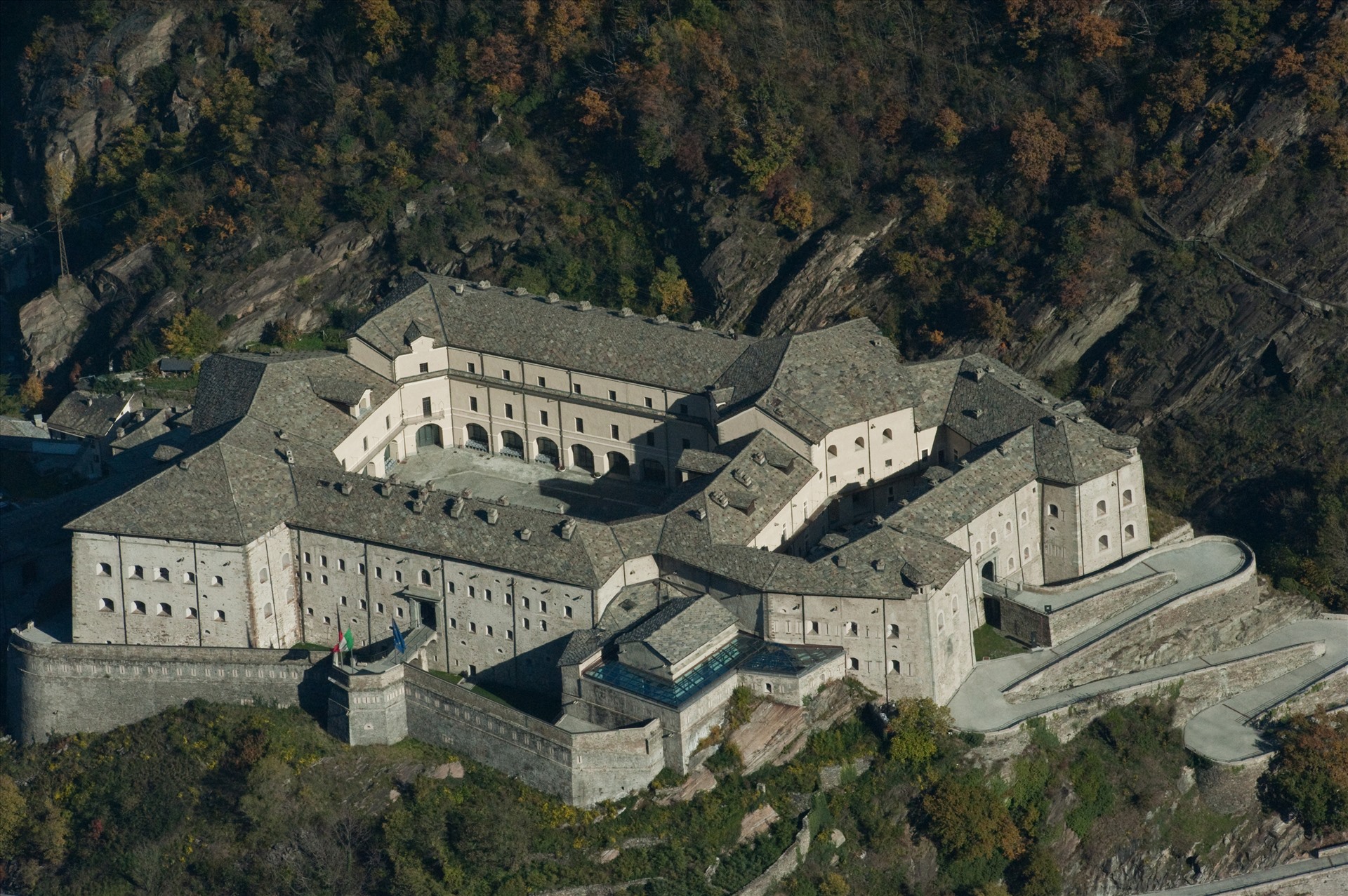 Pháo đài Bard, là một khu phức hợp kiên cố được xây dựng vào thế kỷ 19 ở Tây Bắc Italy. Ảnh: Wikipedia