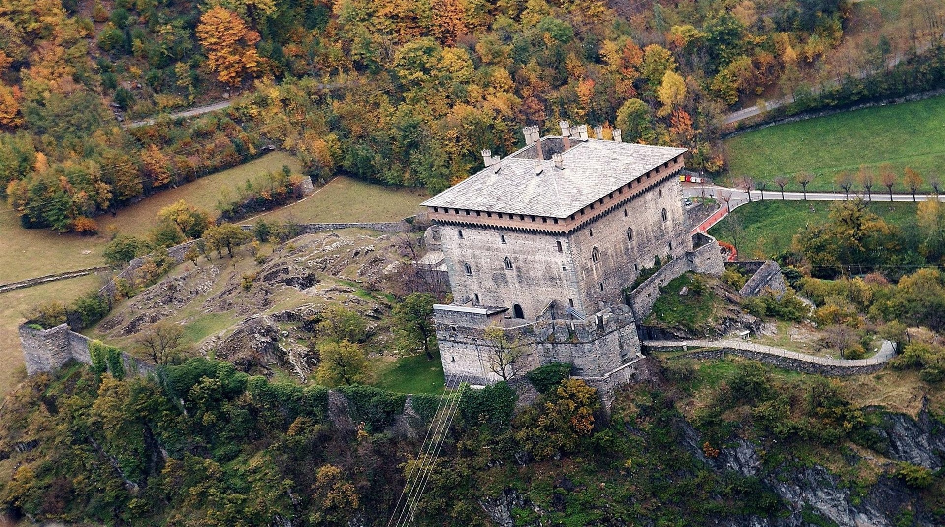 Lâu đài Verrès là một lâu đài kiên cố có từ thế kỷ 14 ở Verrès, ở thung lũng Aosta, phía Tây Bắc Italia. Ảnh: Reddit.com