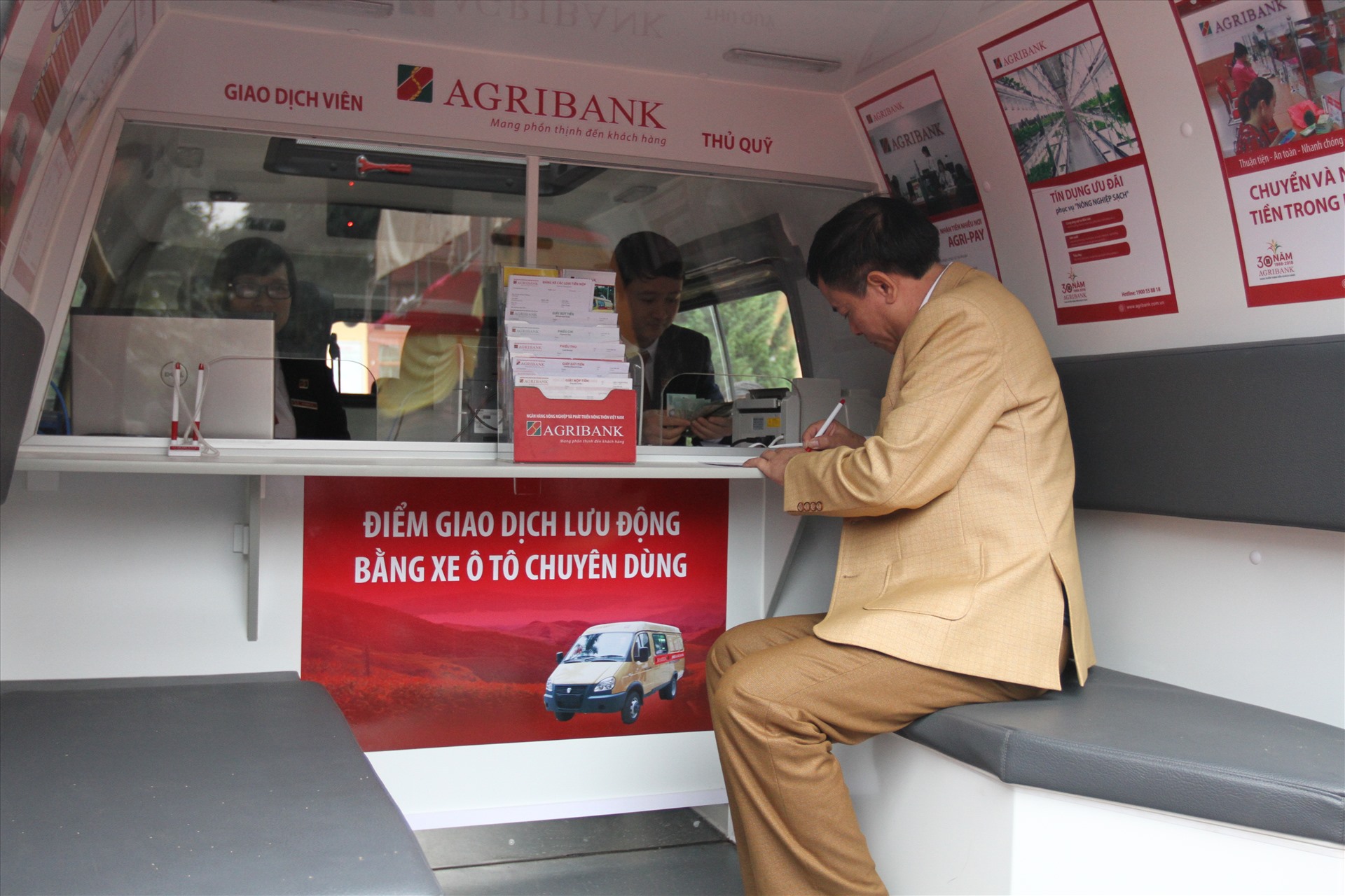 Điểm giao dịch lưu động bằng xe ô tô chuyên dùng của Agribank - “Ngân hàng lưu động” của người dân tại các điểm vùng sâu, vùng xa