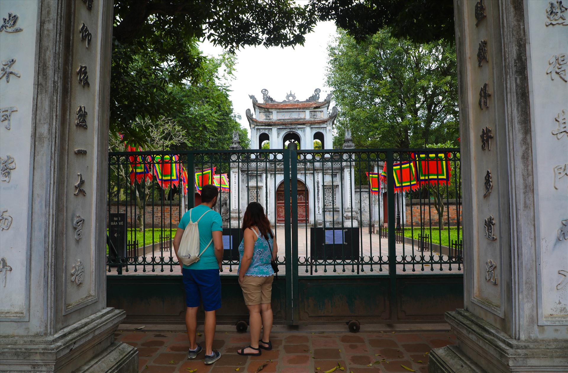 Ghi nhận sáng 10.3 tại khu di tích Văn Miếu, nhiều du khách vẫn tập trung bên ngoài cổng do chưa kịp nắm được thông tin.