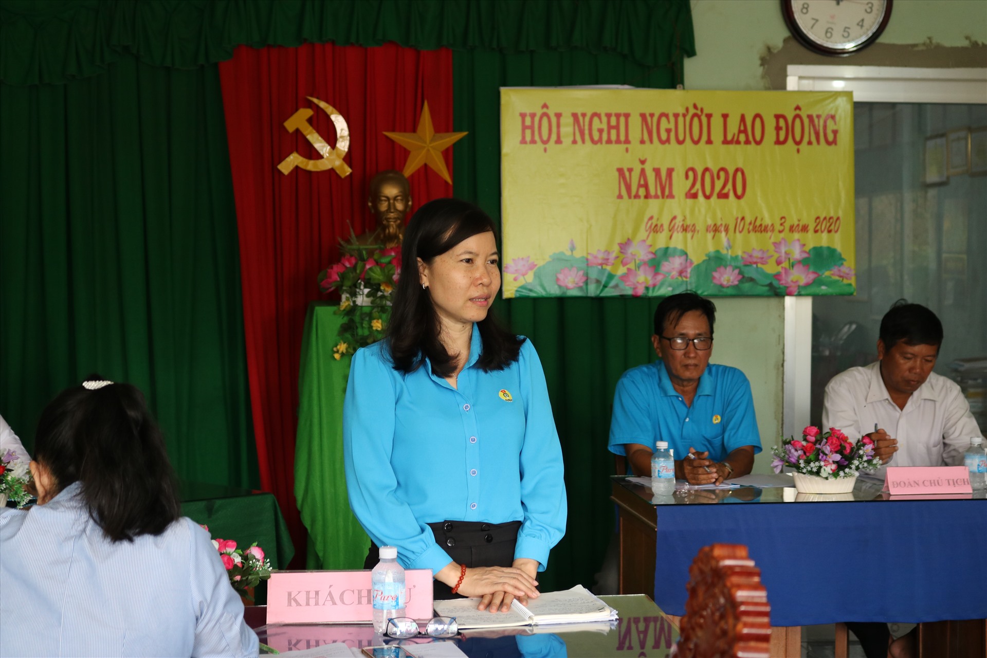 Đồng chí Phạm Thị Xuân Mai - Chủ tịch LĐLĐ huyện Cao Lãnh phát biểu. Ảnh: LN