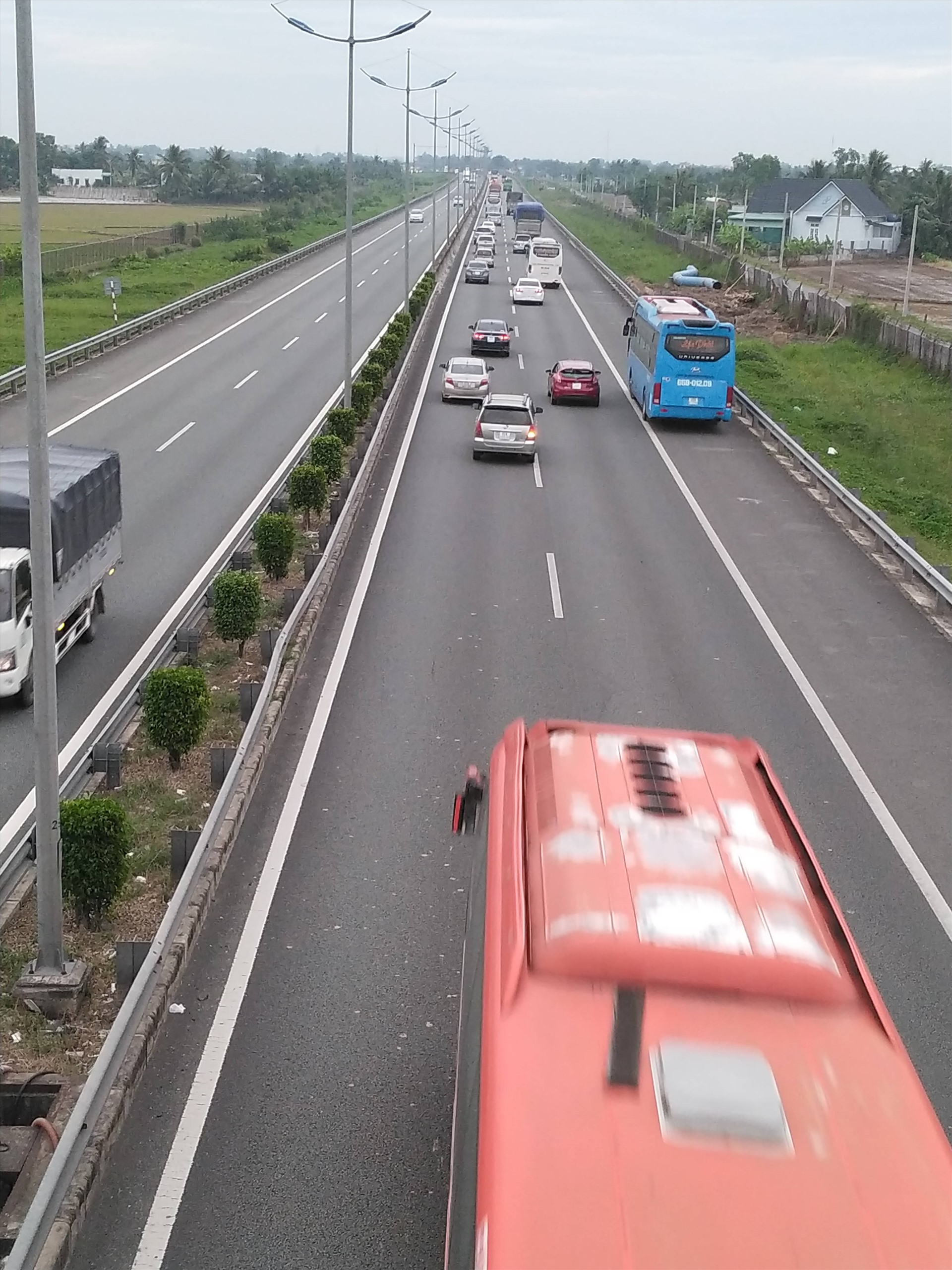 Cao tốc TP.HCM - Trung Lương tạm dừng thu phí từ đầu năm 2019. Kể từ đó, lượng xe tập trung lên đường rất cao, đặc biệt là xe tải trọng nặng, dẫn đến tai nạn giao thông tăng cao, đường mau xuống cấp.
