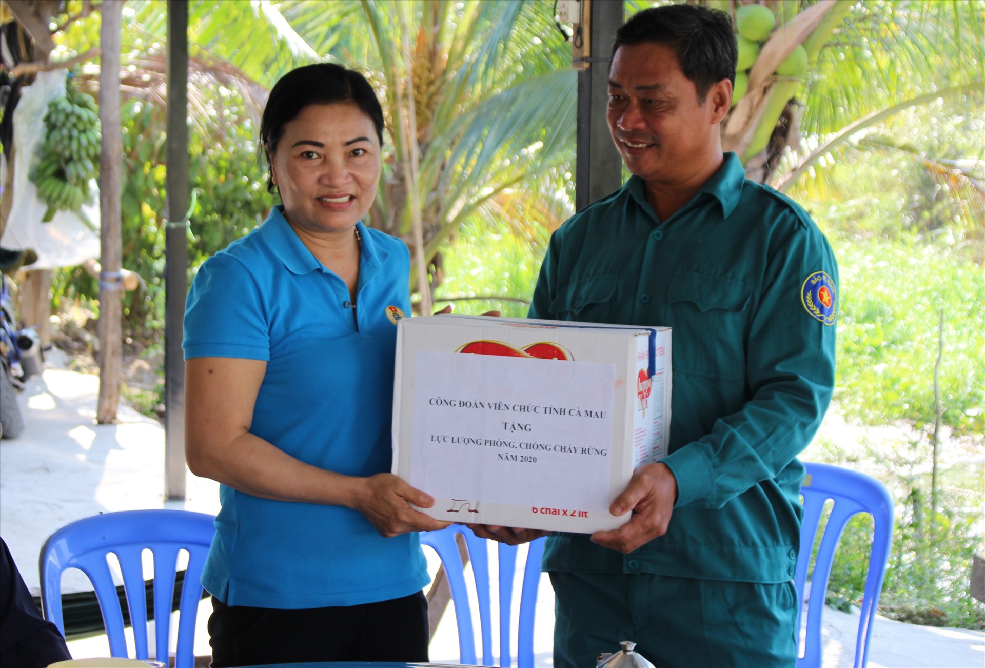 Đâị diện Công đoàn viên chức tặng quà cho lực lượng phòng chống cháy rừng U Minh Hạ (ảnh  Thiện Vũ)