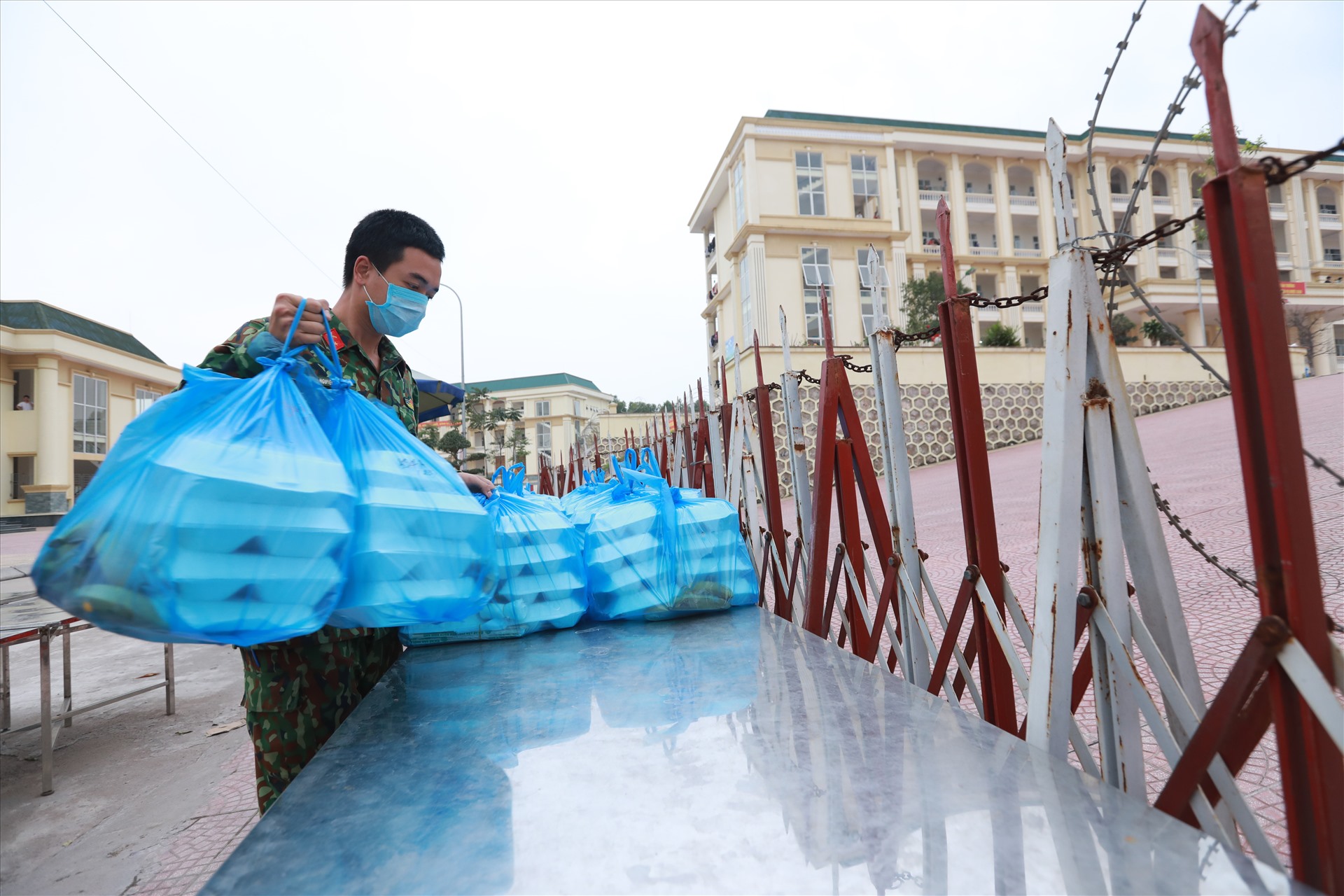 Sau khi chuẩn bị đầy đủ, các cán bộ, chiến sĩ mang các suất ăn này lên tận phòng cho những người đang cách ly tại đây