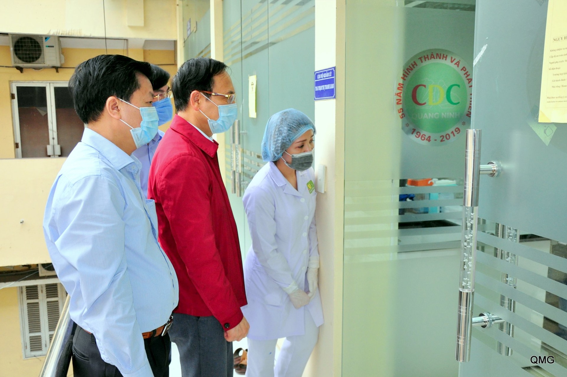 Lãnh đạo tỉnh Quảng Ninh kiểm tra công tác phòng chống dịch COVID-19 tại Trung tâm Kiểm soát bệnh tật tỉnh. Ảnh: CTV