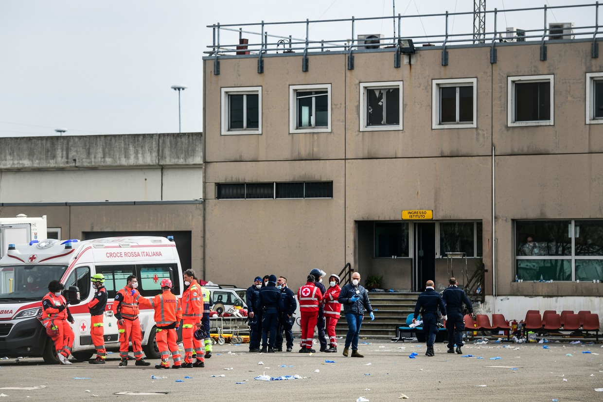 Lực lượng khẩn cấp ứng cứu cho quản giáo nhà tù Sant'Anna ở Modena ngày 9.3. Ảnh: AFP
