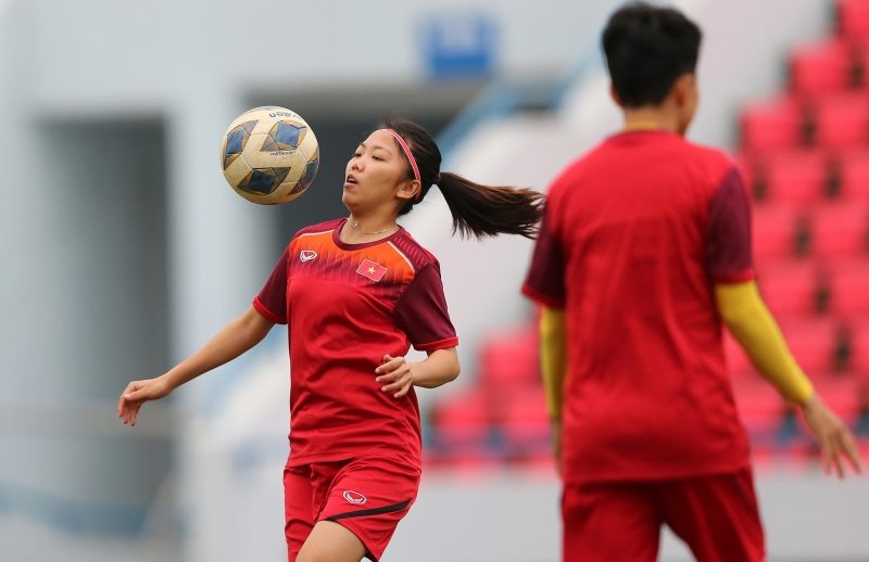 Các tuyển thủ nữ Việt Nam tỏ ra khá thoải mái trước trận đấu. Ảnh: VFF