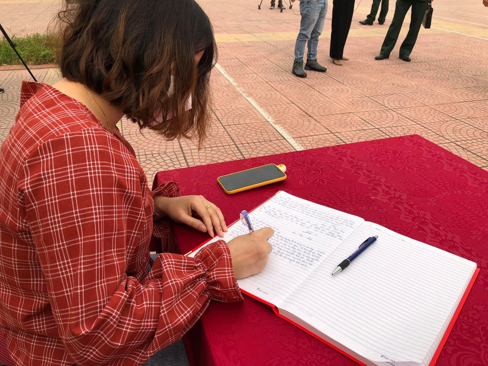 Sổ lưu bút được các công dân trong đợt cách ly ghi lại những lời cảm ơn chân thành dành cho đơn vị.