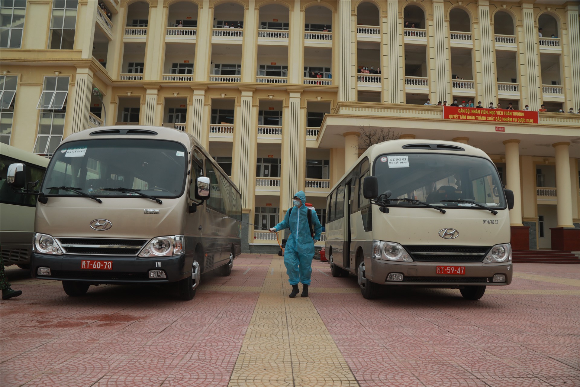 mười xe khách 29 chỗ ngồi, xuất phát từ khu cách ly Trường Quân sự Bộ Tư lệnh Thủ đô Hà Nội túa ra các bến xe, đưa công dân hoàn thành 14 ngày cách ly về với gia đình