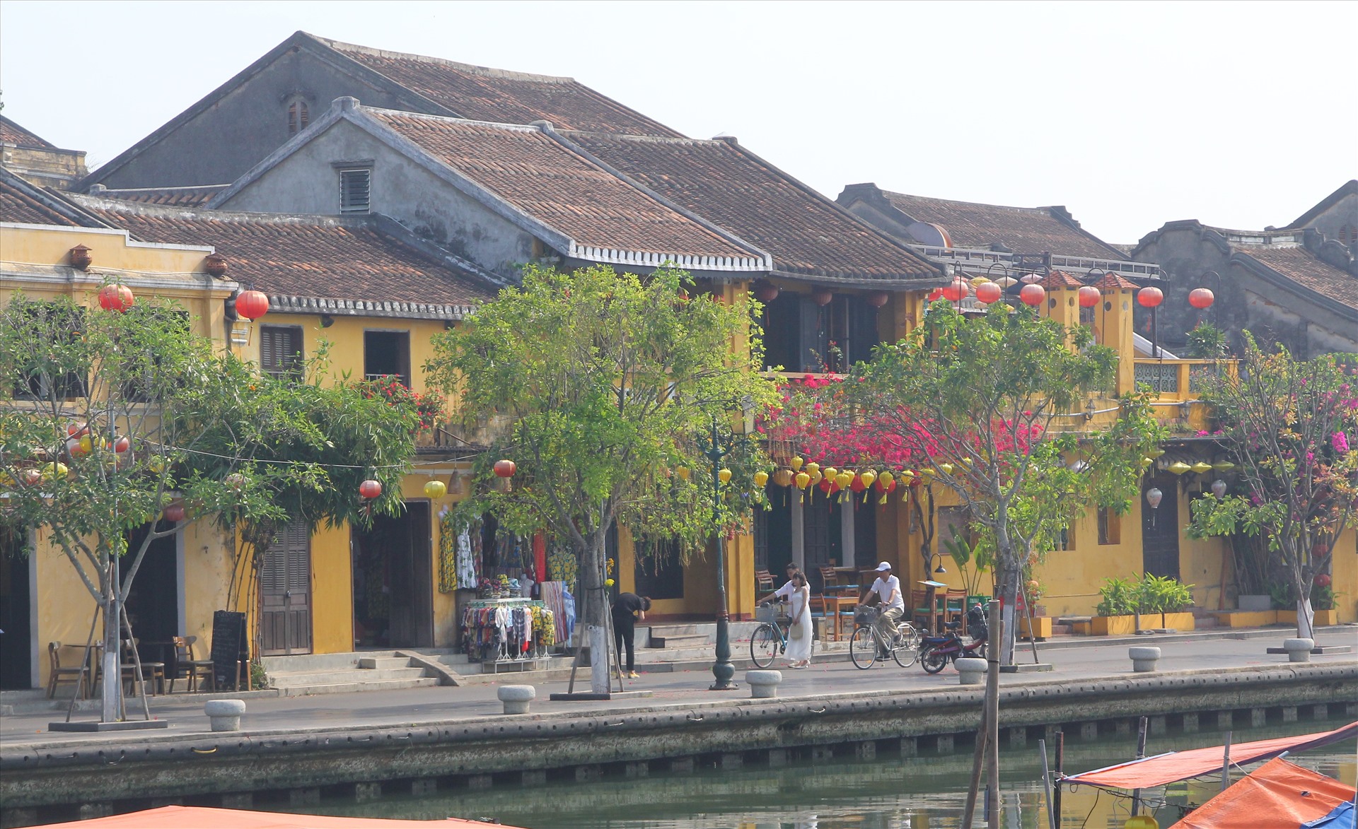 Theo sở VH-TT-DL Quảng Nam, tổng số lượt khách tham quan, lưu trú du lịch tháng 2 năm nay trên địa bàn ước đạt 340.000 lượt (giảm gần 43% so với cùng kỳ); doanh thu từ tham quan, lưu trú cũng giảm 30% so với cùng kỳ.