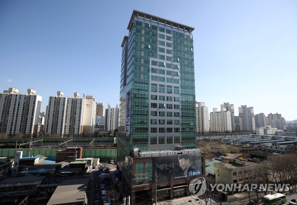 Tòa nhà Korea Building ở phía tây nam Seoul nơi có cụm lây nhiễm trong nhân viên một tổng đài. Ảnh: Yonhap.