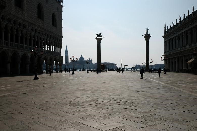 Quảng trường St. Mark (Venice, Italia) sau lệnh phong tỏa toàn quốc hôm 11.3. Ảnh: Reuters.