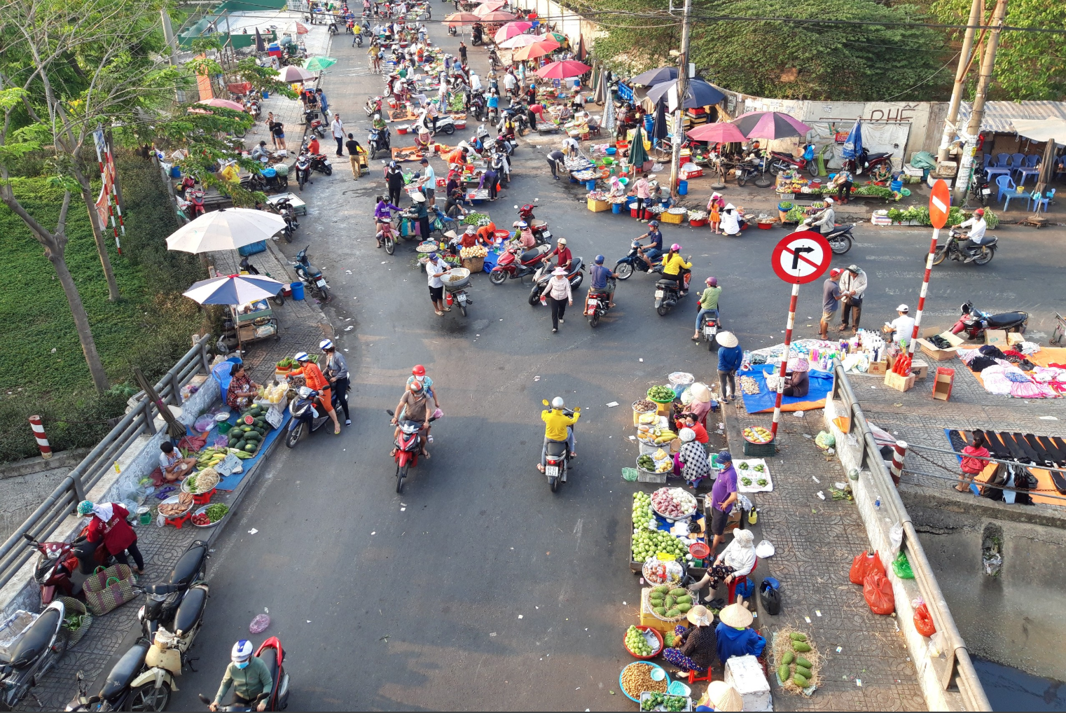 Theo ghi nhận của PV Lao Động, chiều 12.3, khu vực cuối đường Trần Văn Giàu giao cắt quốc lộ 1 (quận Bình Tân) có khá nhiều người dân buôn bán thực phẩm tràn xuống lòng đường dành cho phương tiện tham gia giao thông. Ảnh TK.