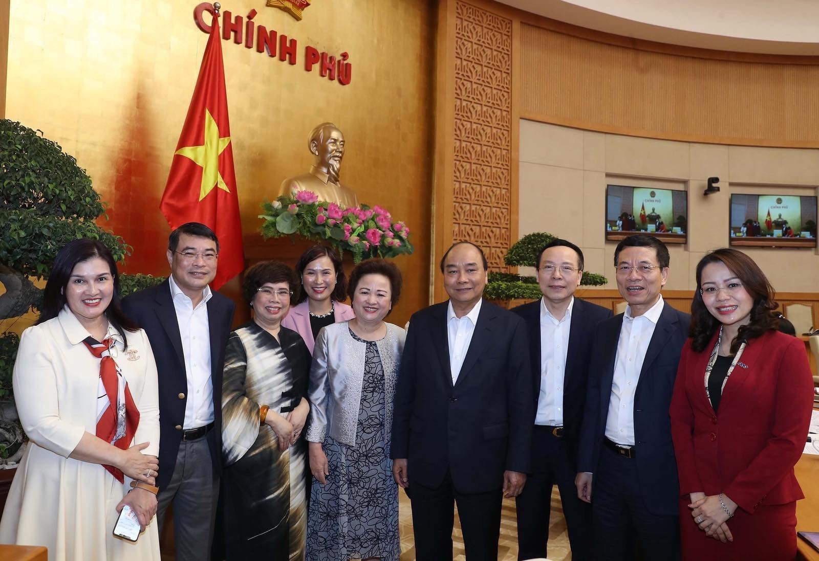 hủ tướng Nguyễn Xuân Phúc và đại diện một số doanh nghiệp - Ảnh: VGP/Quang Hiếu