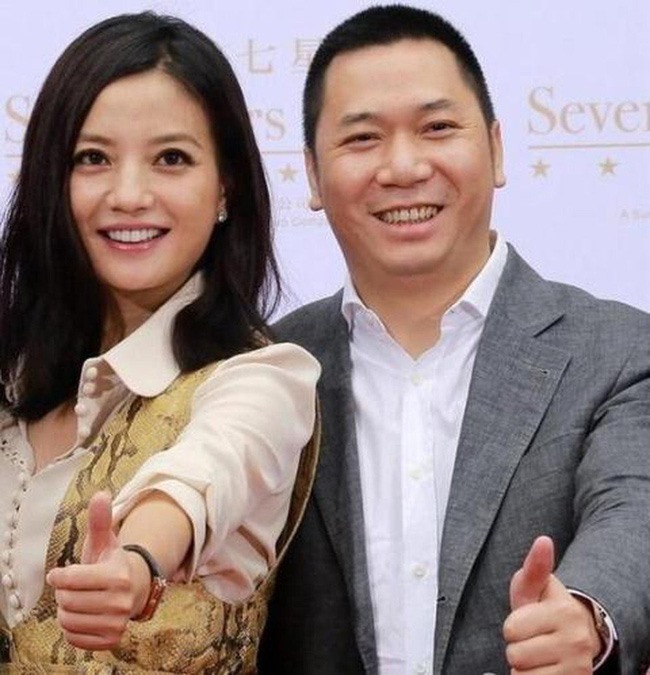 Vợ chồng Triệu Vy và Huỳnh Hữu Long. Ảnh: Weibo