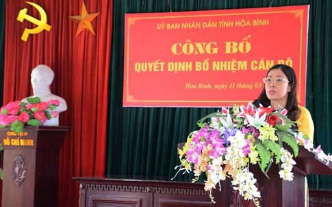 Bà Bùi Thị Kim Tuyến phát biểu nhận nhiệm vụ (Ảnh: Sở GD-ĐT Hòa Bình)