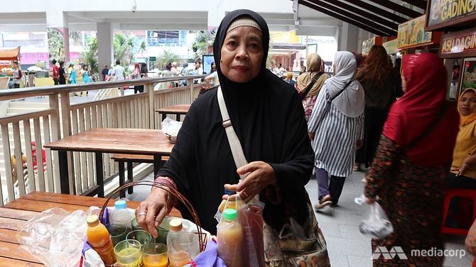 Bà Surini, 62 tuổi, người bán hàng rong nước Jamu tại Indonesia. Ảnh: CNA
