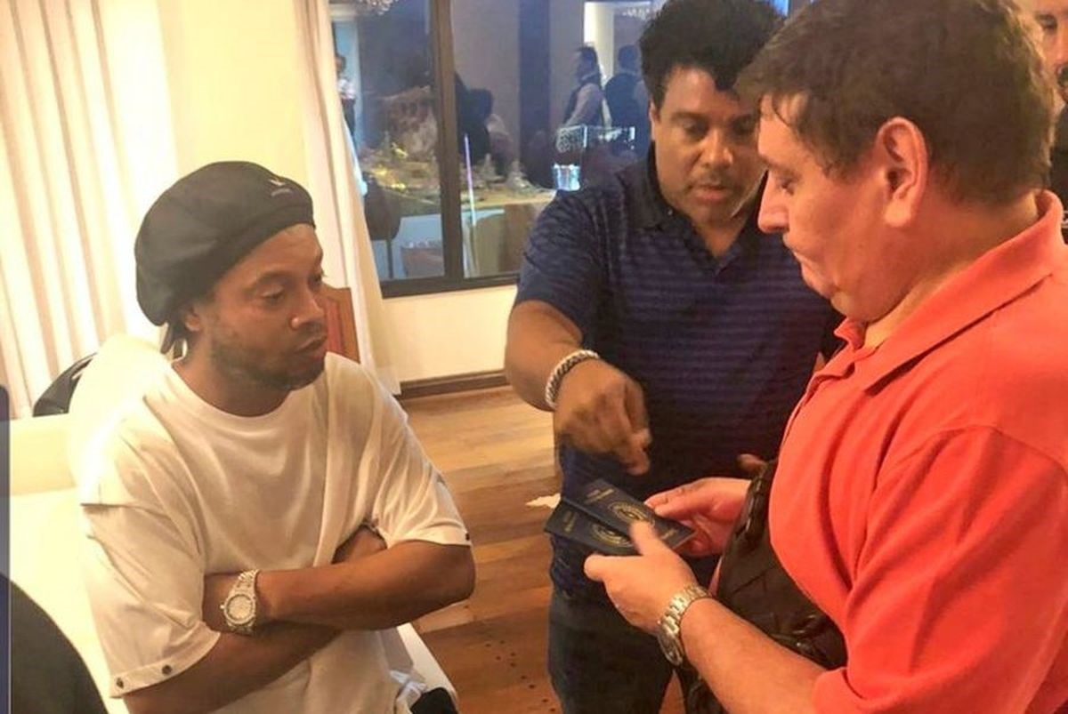 Ronaldinho bị cảnh sát Paraguay “sờ gáy” vì dùng hộ chiếu giả. Ảnh: Tribuna