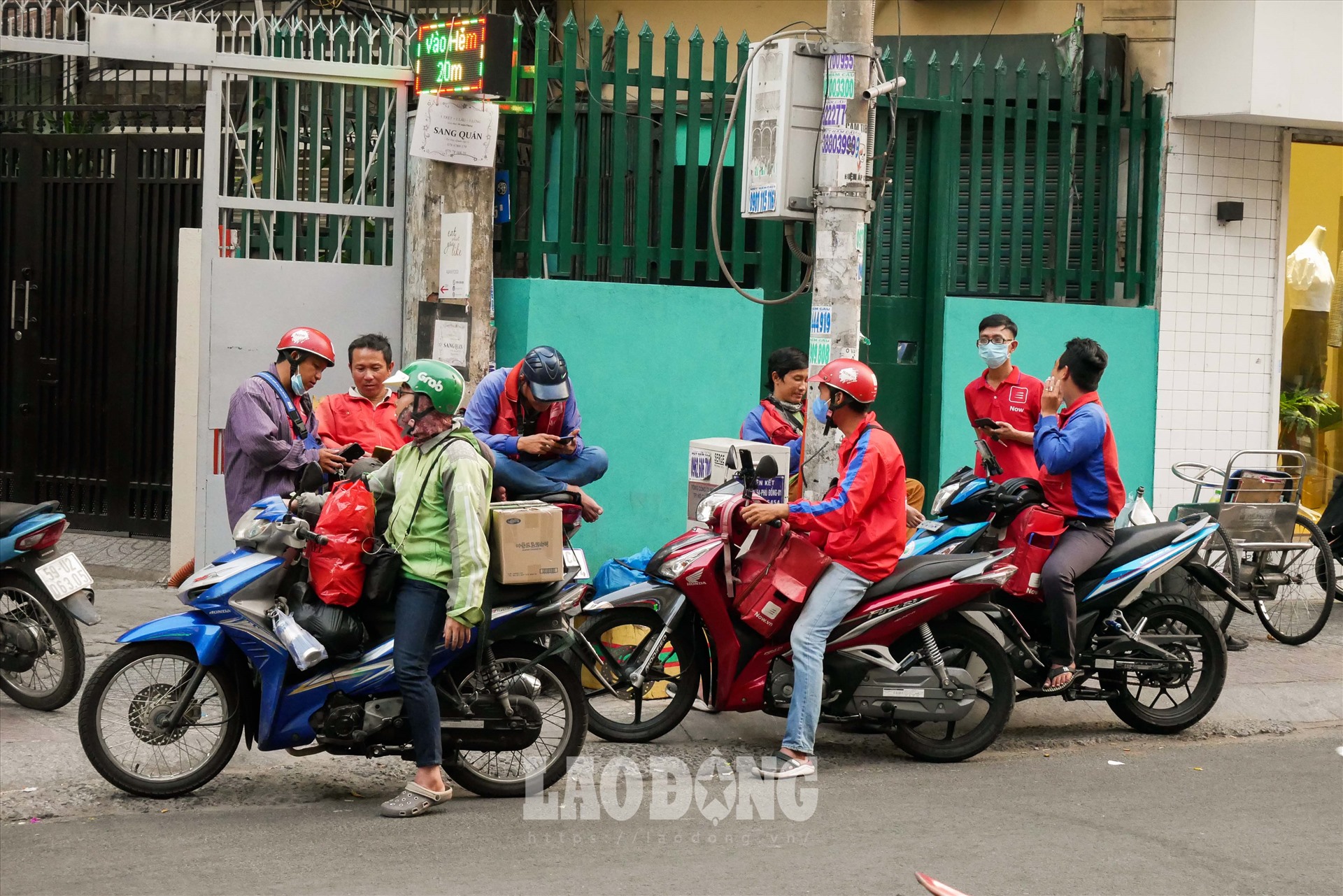 Ghi nhận tại nhiều hàng quán nổi tiếng, số lượng shipper chờ lấy đồ ăn để chuyển cho khách rất đông. Ảnh: Hà Phương