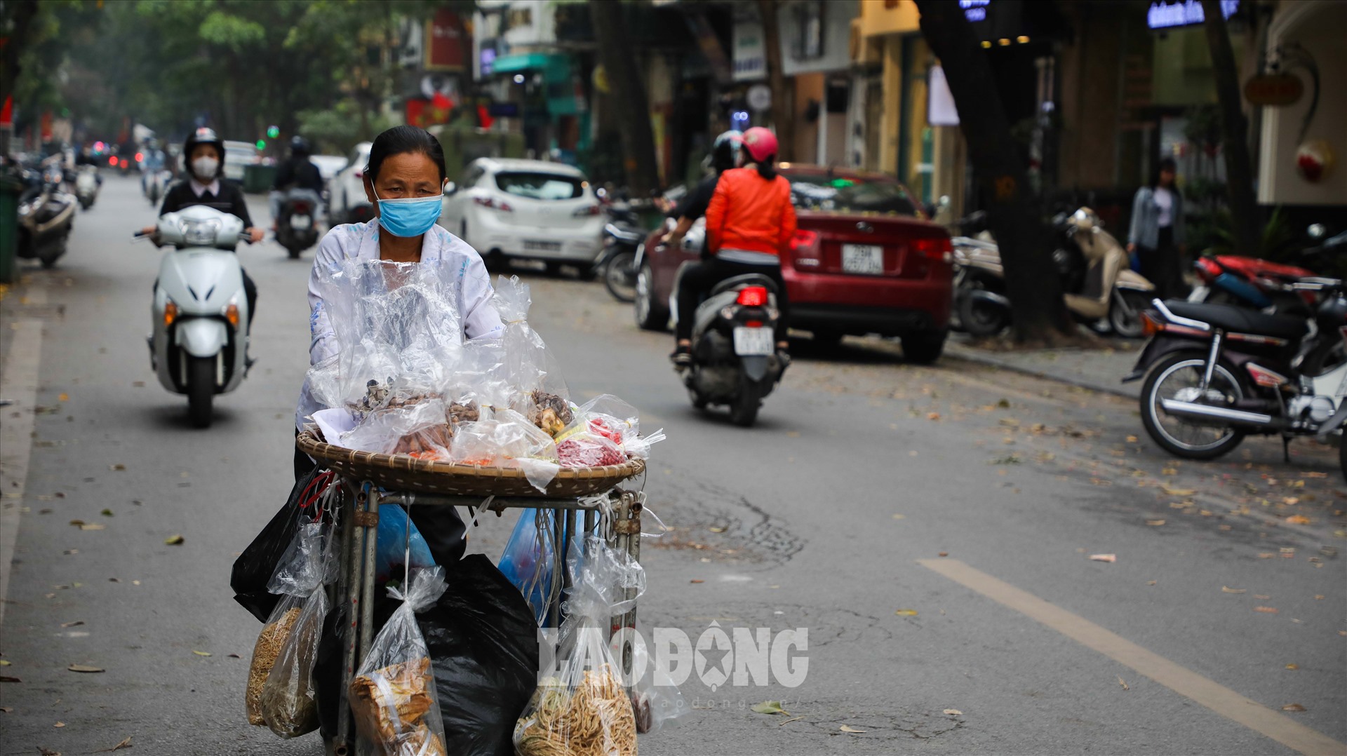 Tuy nhiên, theo khảo sát thực tế và thông tin trên 1 số trang tin bất động sản, giá đất tại nhiều tuyến phố nội thành Hà Nội cao gấp nhiều lần so với mức niêm yết của UBND.