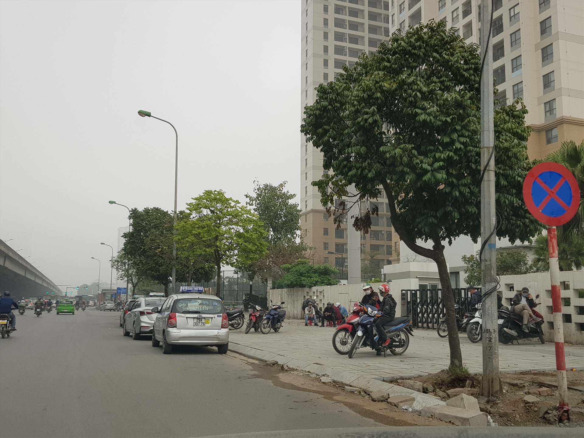 Ở khu vực tòa nhà Tân Hoàng Minh (trên đường Khuất Duy Tiến - Hà Nội) luôn tập trung nhiều xe ôm truyền thống. Ảnh Cao Nguyên