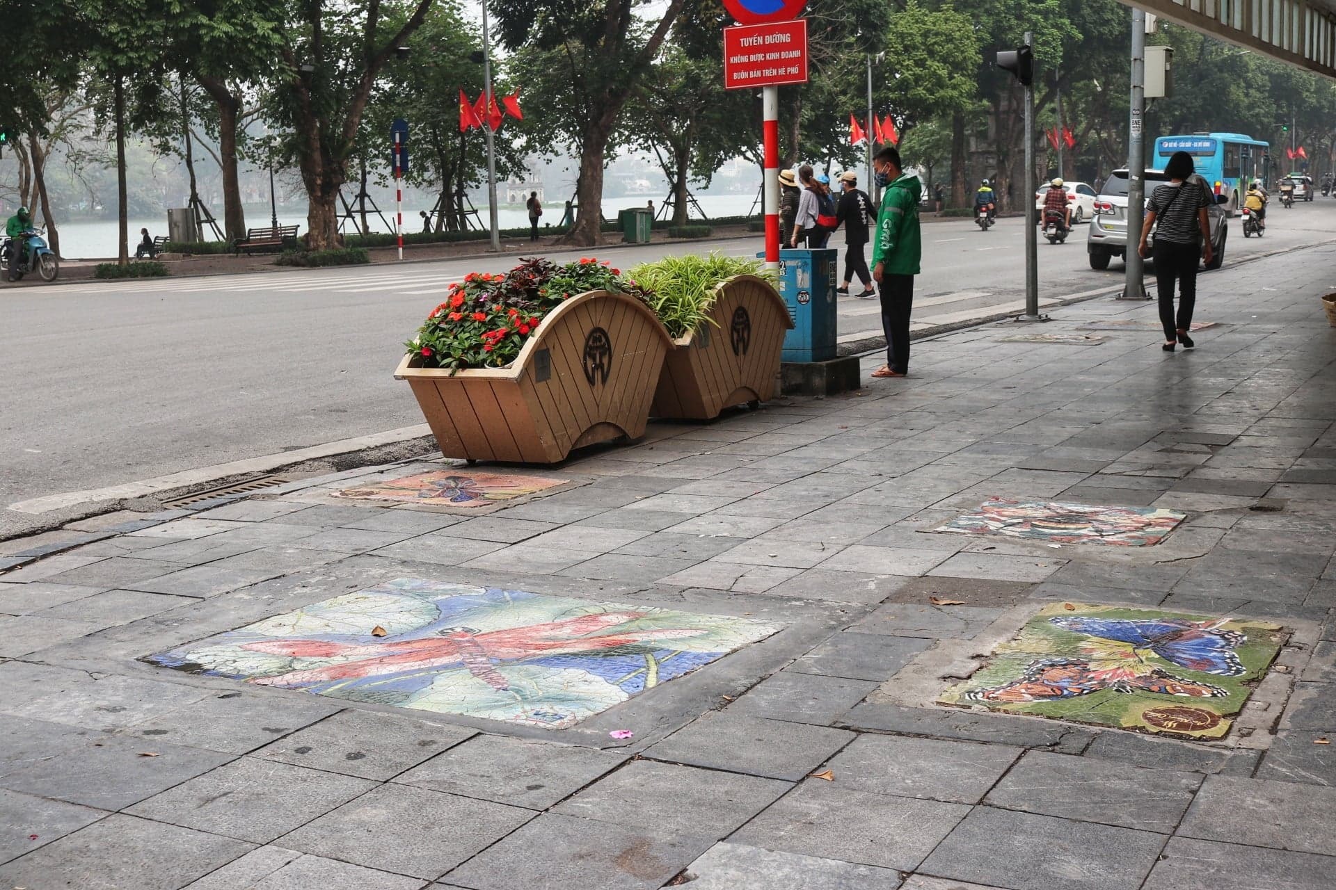 Những hố ga, nắp cống cũ kỹ nằm dọc tuyến phố Đinh Tiên Hoàng (quận Hoàn Kiếm) đã được nhóm nghệ thuật sáng tạo thành nhiều hình vẽ sinh động, bắt mắt.