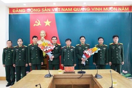 Thiếu tướng Trần Ngọc Tuấn chúc mừng Đại tá Nguyễn Quang Tạo và Đại tá Vương Kim Ánh.