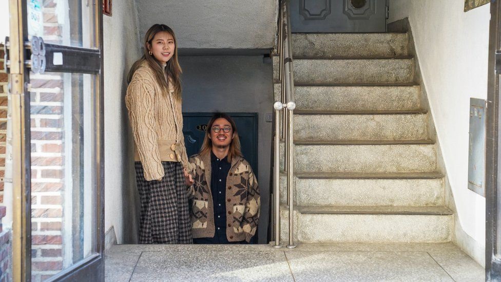 Park Young-joon và bạn gái sống thoải mái bên trong căn hộ dưới lòng đất thường được khách du lịch đến tham quan. Ảnh: BBC