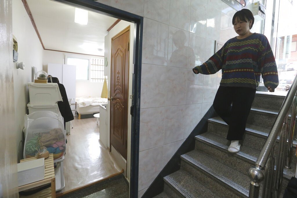 Nhiều thanh niên Hàn Quốc lựa chọn “banjiha” thay vì các căn hộ nhỏ hơn nhưng chi phí thuê cao hơn ở trên mặt đất. Ảnh: AP
