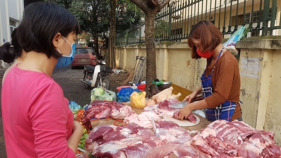 Bà Trần Thị Hồng cho biết, giá lợn hơi giảm từ 92.000 đồng/kg xuống 85.000 đồng/kg, nhưng giá thịt lợn bán buôn vẫn rất cao. Ảnh: Kh.V