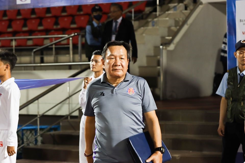 Huấn luyện viên Hoàng Văn Phúc rời ghế huấn luyện viên trưởng câu lạc bộ Sài Gòn. Ảnh: SGFC