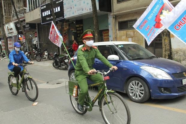 “Ghen cô Vy” được công an quận Thanh Xuân phát tuyên truyền trên đường phố. Ảnh: T. L.