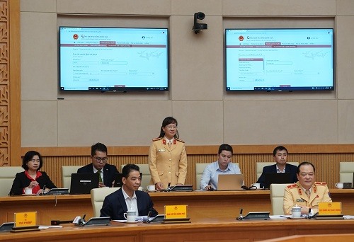 Cán bộ công an thực hiện quy trình nộp phạt trực tuyến trên Cổng Dịch vụ công quốc gia tại Hội nghị trước sự chứng kiến của Thủ tướng và các đại biểu - Ảnh: VGP/Quang Hiếu