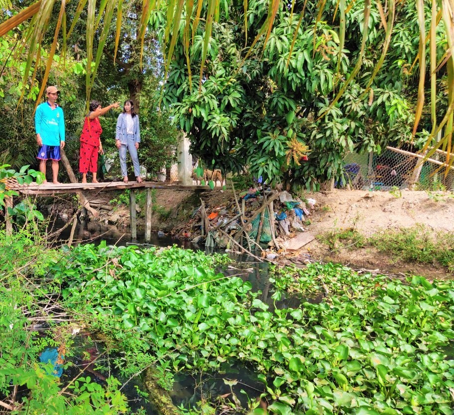Do hệ thống xử lý nước thải hư hỏng của hộ chăn nuôi Quang Huy xã thải xuống con kênh 120 ảnh hưởng đến hộ gia đình bà Lê Thị Rùa. Ảnh: Thành Nhân