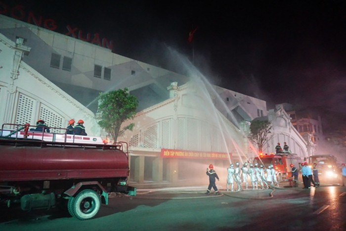 Diễn tập phòng cháy chữa cháy ở chợ Đồng Xuân.