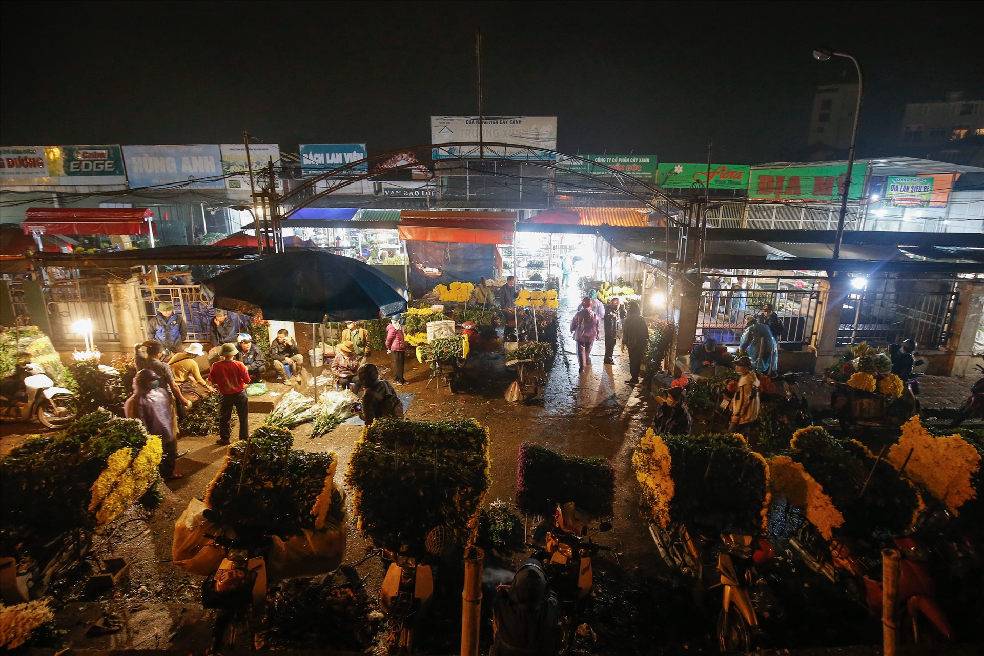 Chợ hoa Quảng Bá (phường Quảng An, quận Tây Hồ, Hà Nội) - khu chợ bán buôn hoa lớn nhất miền Bắc - luôn nhộn nhịp tất cả các ngày từ 3-4h sáng tới gần trưa mỗi ngày. Ảnh: Bằng Trần