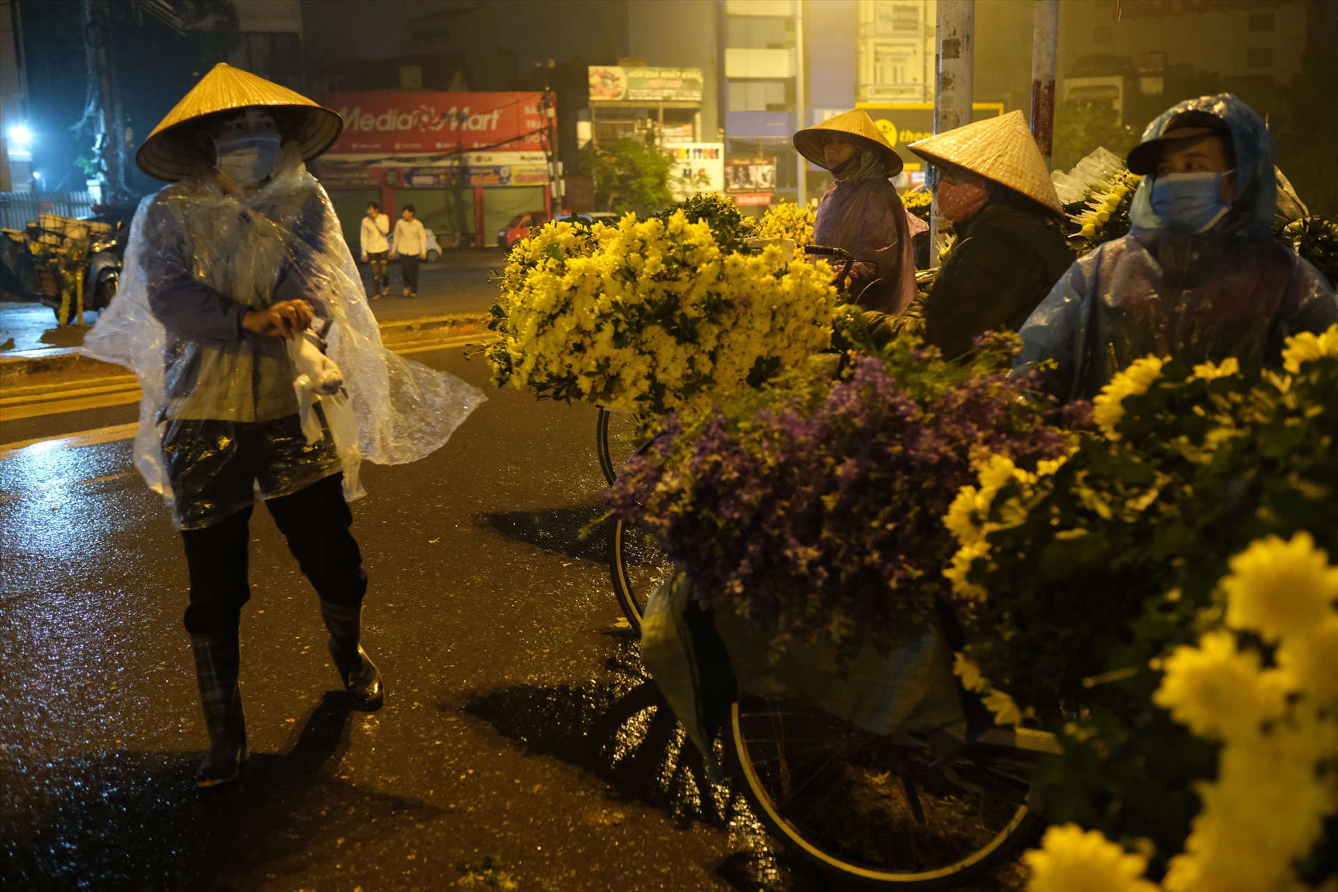 Tới thời điểm 4h sáng, khách lẻ hầu như không có, chỉ còn lẻ tẻ khách buôn tới chở hoa phân phối tới các cửa hàng, điểm bán hoa tại Hà Nội. Ảnh: Hoàng Việt