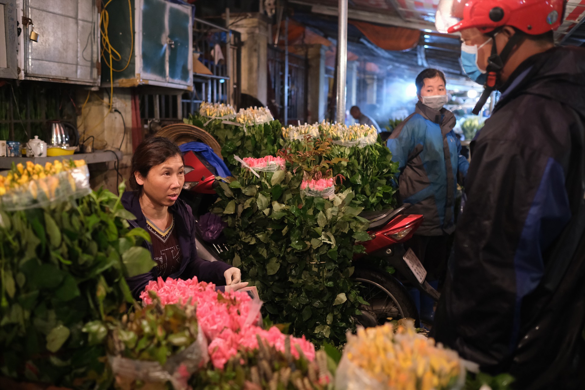 “Giờ có dịch nên chúng tôi đã giảm giá hoa rất nhiều so với thời gian trước. Hoa ly tai nhọn đã giảm giá từ 150 nghìn đồng xuống 70 nghìn đồng, thậm chí 50 nghìn đồng mà vẫn ế. Nhưng lượng hàng bán ra vẫn rất chậm“, chủ một cửa hàng bán hoa tại đây cho biết. Ảnh: Hoàng Việt