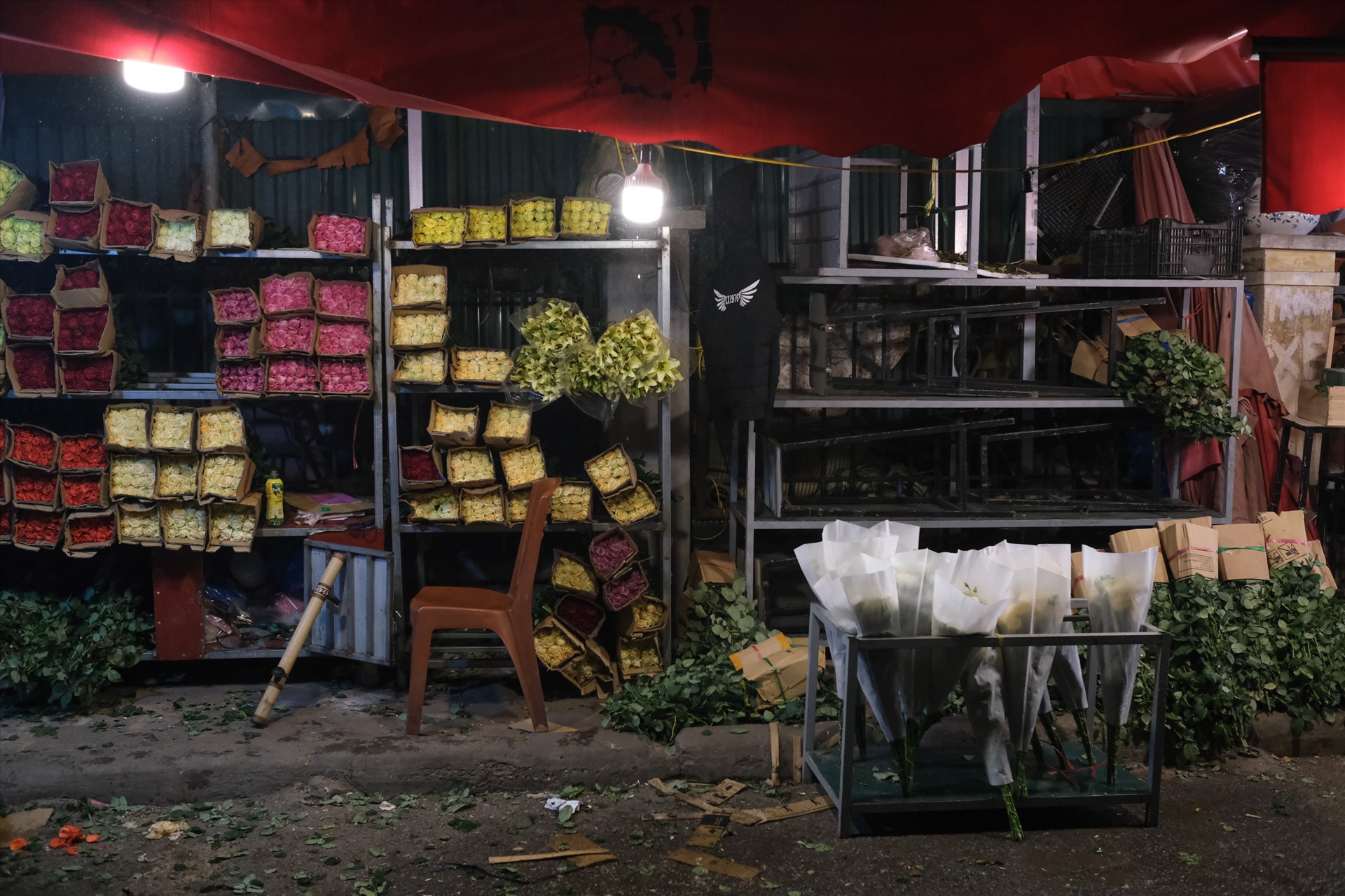 Tính tới thời điểm 3h sáng ngày 12.3, một số cửa hàng hoa đã đóng cửa, nghỉ không bán hàng, điều hiếm thấy ở chợ hoa này. Ảnh: Hoàng Việt