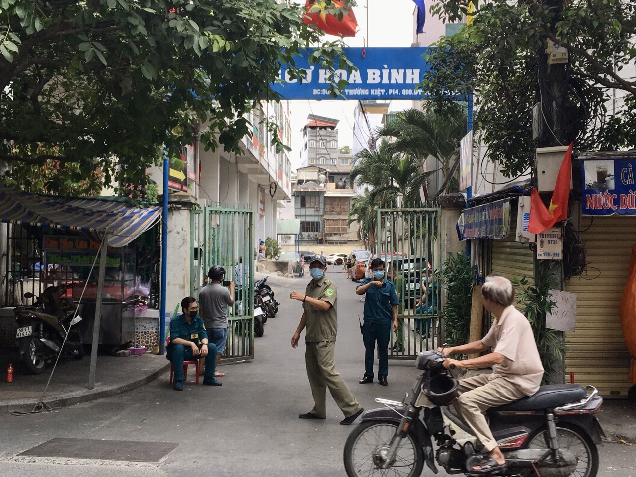 Đến trưa chiều 14.3, lực lượng chức năng  phường 14 quận 10 vẫn đang tiếp tục phong tỏa toàn bộ một chung cư Hòa Bình  sau khi phát hiện có 1 ca dương tính SARS-CoV-2  thứ 48 tại Việt Nam