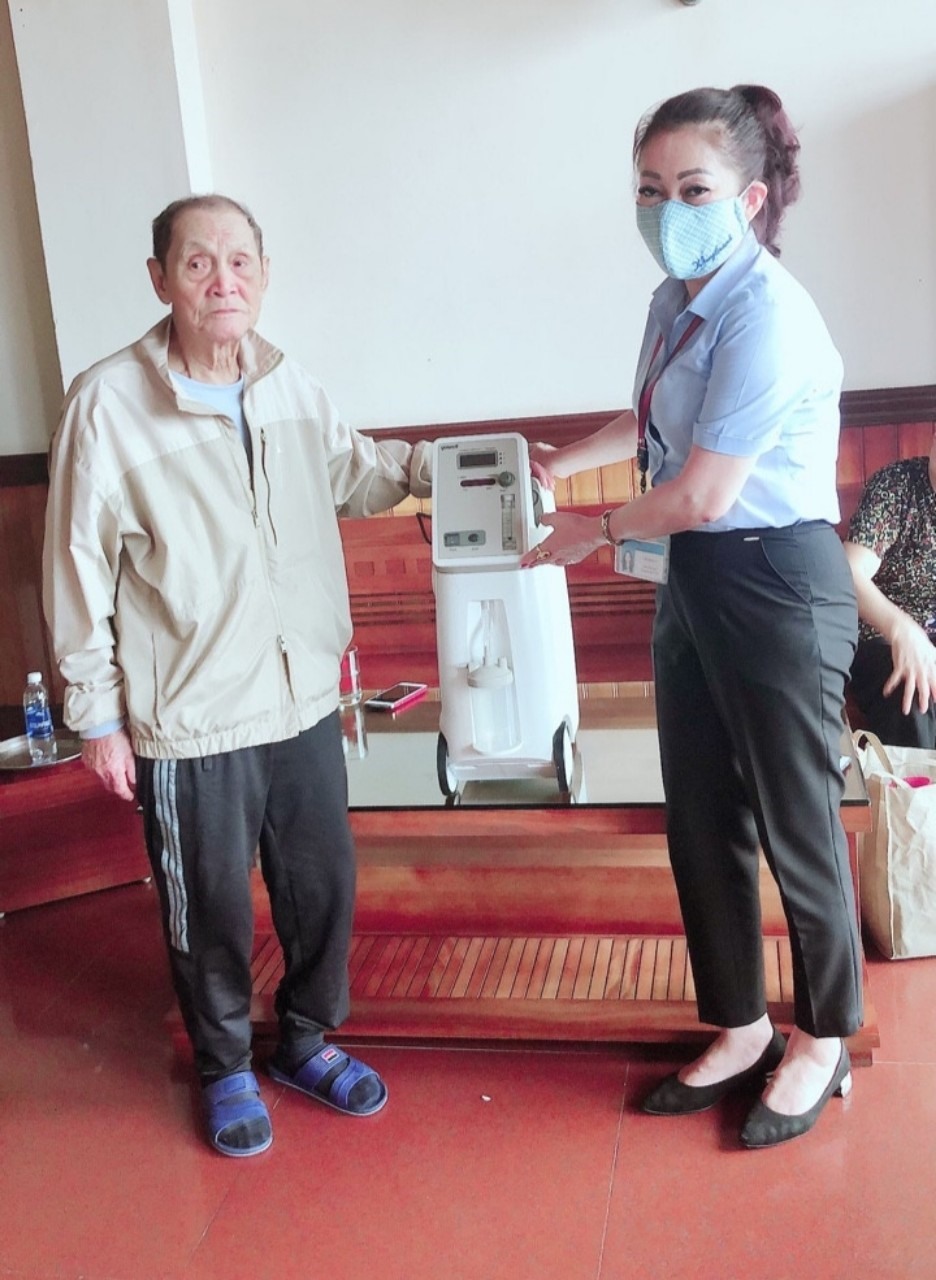 Một người cao tuổi ở TP.Hạ Long tặng máy thở cho chính quyền, góp phần chung tay phòng, chống dịch COVID-19. Ảnh: CTV